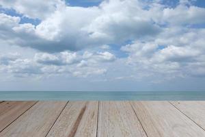 Holztisch mit Meer und Wolken ist Hintergrund, Holztischplatte foto