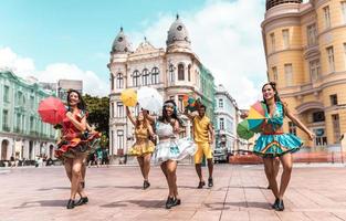 recife, pernambuco, brasilien, april 2022 - frevo-tänzer beim straßenkarneval foto