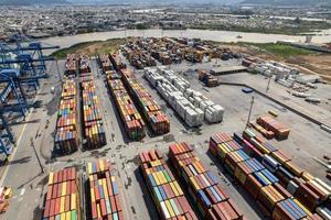 navegantes, santa catarina, brasilien, märz 2022 - luftaufnahme der apm-terminals navegantes und seiner städtischen umgebung foto