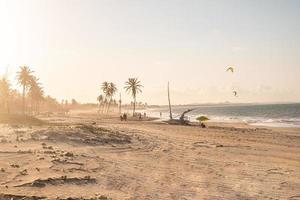 cumbuco beach, berühmter ort in der nähe von fortaleza, ceara, brasilien. Cumbuco-Strand voller Kitesurfer. Die beliebtesten Orte zum Kitesurfen in Brasilien, die Winde sind das ganze Jahr über gut. foto