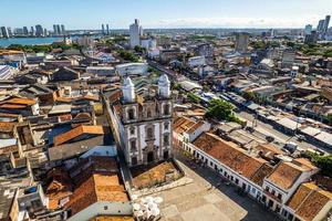 recife, pernambuco, brasilien, april 2022 - luftaufnahme des historischen zentrums in recife, hauptstadt von pernambuco, brasilien. foto