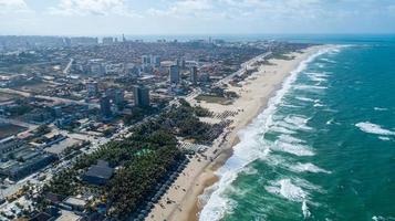 Luftaufnahme des tropischen Strandes Praia do Futuro. foto