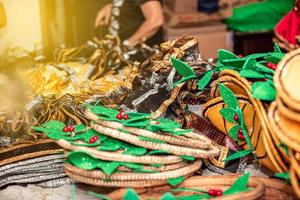 Backstage beim Karneval. Lager mit Kostümen, die bei der Karnevalsparty verwendet wurden. für nächstes Jahr gespeichert. foto