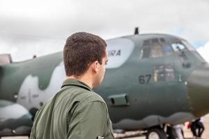 bahia, brasilien, mai 2019 - piolet mit hercules c-130 foto