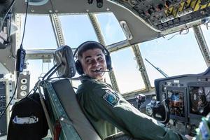 bahia, brasilien, mai 2019 - innenraum des flugzeugs hercules c-130 foto