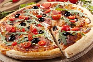 Pizza Peperoni auf Teller foto
