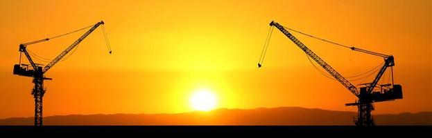 die Silhouette des Krans auf der Baustelle foto