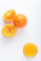Orangensaft mit rohen Zitrussegmenten über dem Kopf