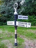 Schild an einer Kreuzung in England foto