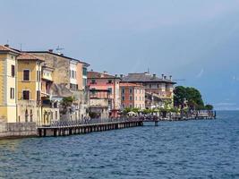 Blick auf ein Dorf an einem See in Italien foto