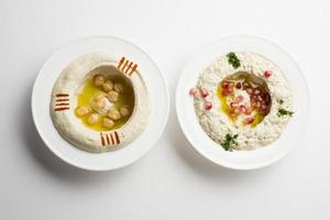 libanesisches Essen von hommos & mtabbal isoliert auf weiß