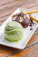Brownie-Kuchen und grünes Tee-Eis