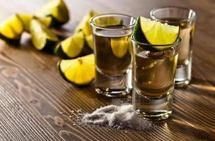 Tequila mit Salz und Limette foto