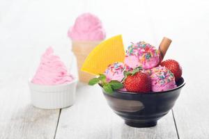 rosa Eis mit Erdbeerfrüchten foto