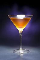 das Bild eines einzelnen Rob Roy Cocktails foto