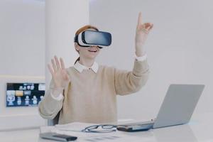 glückliches europäisches Mädchen in Virtual-Reality-Brille. Freiberufler, der an einem Projekt für visuelle Effekte arbeitet. foto
