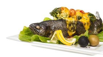 Forellenfisch gebacken mit Garnelen und Blumenkohl foto