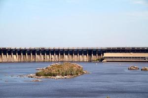 Hydroelektrisches Kraftwerk. der Fluss Dnepr. zaporoschje. Ukraine foto
