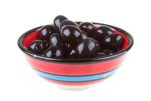 Oliven schwarz mit Olivenöl in einer Schüssel auf einem weißen Hintergrund bewässert foto