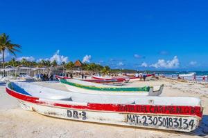 tulum quintana roo mexiko 2022 wellen boote karibische küste und strandpanorama ansicht tulum mexiko. foto