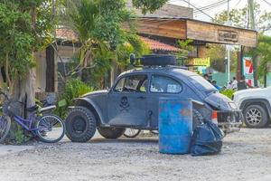 tulum quintana roo mexiko 2022 alte schmutzige autos straße straßenverkehr palmen von tulum mexiko. foto