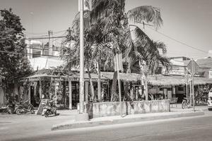 tulum quintana roo mexiko 2022 typische bunte straße straßenverkehr autos palmen von tulum mexiko. foto