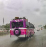 playa del carmen quintana roo mexiko 2022 rosa xcaret bus fährt bei starkem regen auf der autobahn mexiko. foto