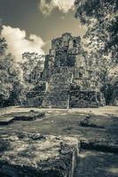 alte Maya-Stätte mit Tempelruinen Pyramidenartefakten Muyil Mexiko. foto