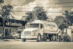 tulum quintana roo mexiko 2022 lkw muldenkipper und andere industriefahrzeuge in tulum mexiko. foto