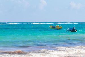 tulum quintana roo mexiko 2022 wellen boote karibische küste und strandpanorama ansicht tulum mexiko. foto