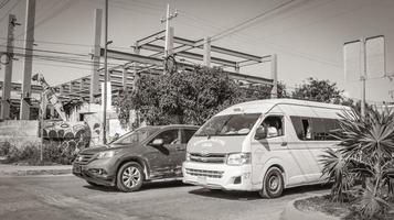 tulum quintana roo mexiko 2022 typische bunte straße straßenverkehr autos palmen von tulum mexiko. foto