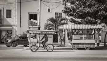 tulum quintana roo mexiko 2022 typische bunte straße straßenverkehr autos palmen von tulum mexiko. foto