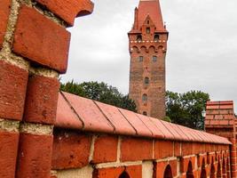 bewölkter Himmel über den roten Gebäuden foto