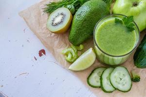 grüner Smoothie und Zutaten - Avocado, Apfel, Gurke, Kiwi, Zitrone