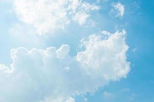 blauer Himmel mit weißen Wolken foto