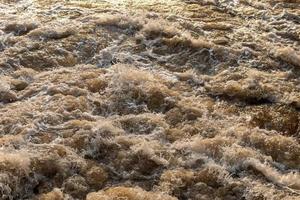 Hintergrundtextur Wellen trübes fließendes Wasser. foto