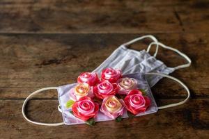 künstliche Rosen mit Maske zum Auflegen auf den Holzboden. foto