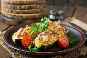 gefüllte Zucchini mit Hühnerfleisch, Tomaten und Zwiebeln mit Käsekruste foto