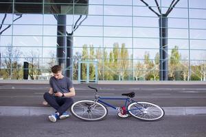 radfahrermann, der retro-fahrrad mit festem getriebe fährt. foto