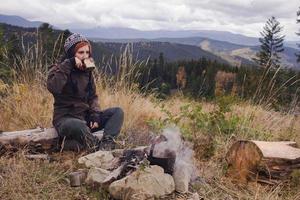 Wanderer der jungen Frau im Herbstwald foto