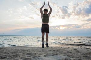 junger bärtiger athlet training im freien mit gewichtsweste, übung mit militärischem plattenträger foto