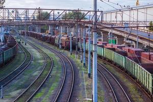 großes Frachtterminal im Seehafen foto