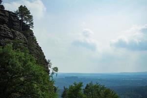 landschaft in den bergen im nationalpark der tschechischen schweiz, kiefernwald und felsen foto