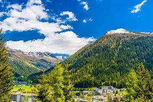 alpen mit kiefernwald bedeckte berge, davos, graubünden, sw foto