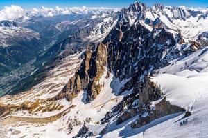 schneebedeckte berge chamonix, mont blanc, haute-savoie, alpen, frankreich foto