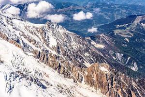 schneebedeckte berge chamonix, mont blanc, haute-savoie, alpen, frankreich foto