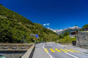 asphaltierte straße in den alpen, stalden, visp, wallis, wallis, s foto