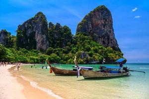 Longtail-Boote und Felsen am Railay Beach West, Ao Nang, Krabi, foto