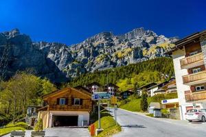 Chalet und Hotels im Schweizer Dorf in den Alpen, Leukerbad, Leuk, vis foto