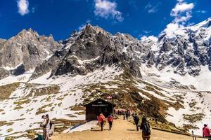 schneebedeckte berge chamonix, mont blanc, haute-savoie, alpen, frankreich foto